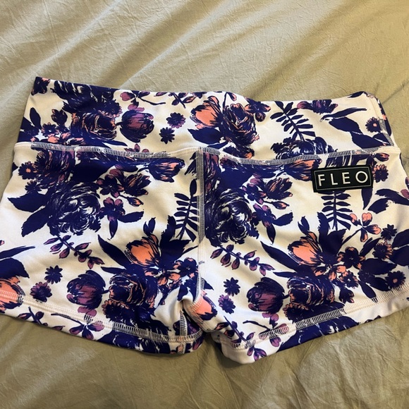Fleo shorts large.  Never worn only tried on - Picture 2 of 5